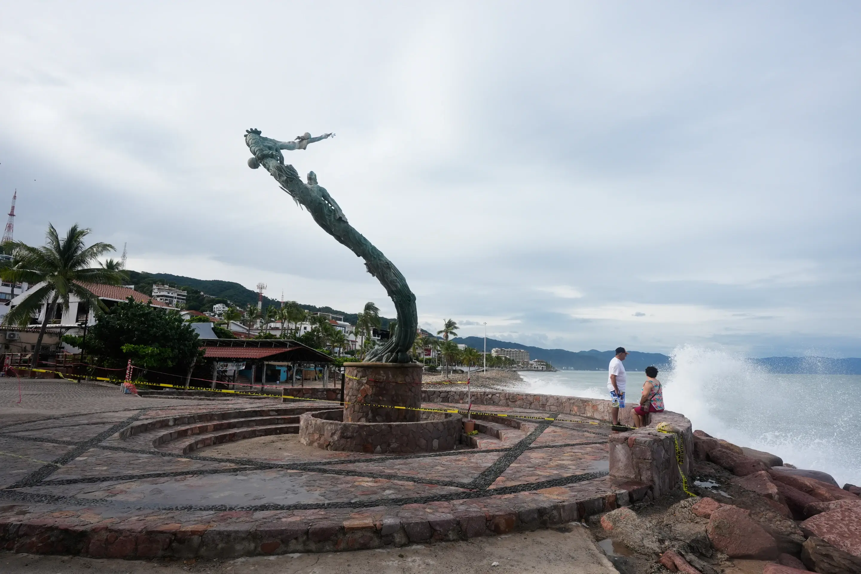 Cinco muertos por los efectos de las tormentas que anegan la costa del Pacífico mexicano