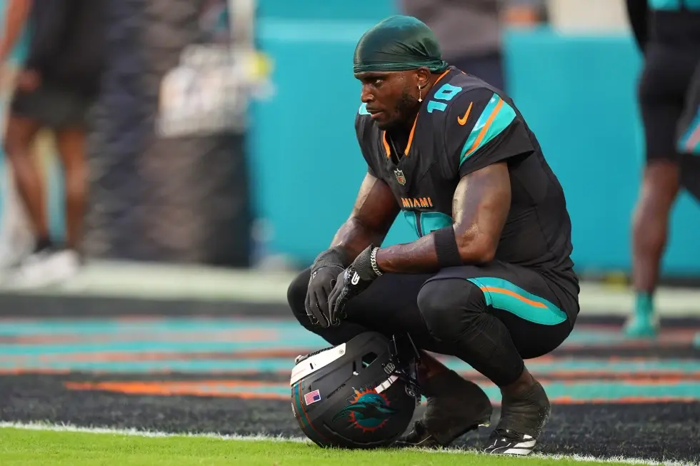 Jurado halla responsable a Tyreek Hill de 2 cargos de agresión, otorga 500.000 dólares a la esposa