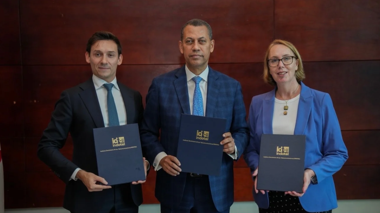 Indotel y Swedfund firman acuerdo por unos RD$44 millones para planificar frecuencias y regular servicios satelitales