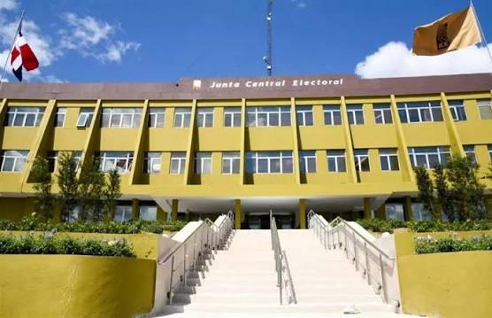 JCE llama a militares, policías, menores y extranjeros legales que ya hicieron su solicitud a retirar su nueva cédula
