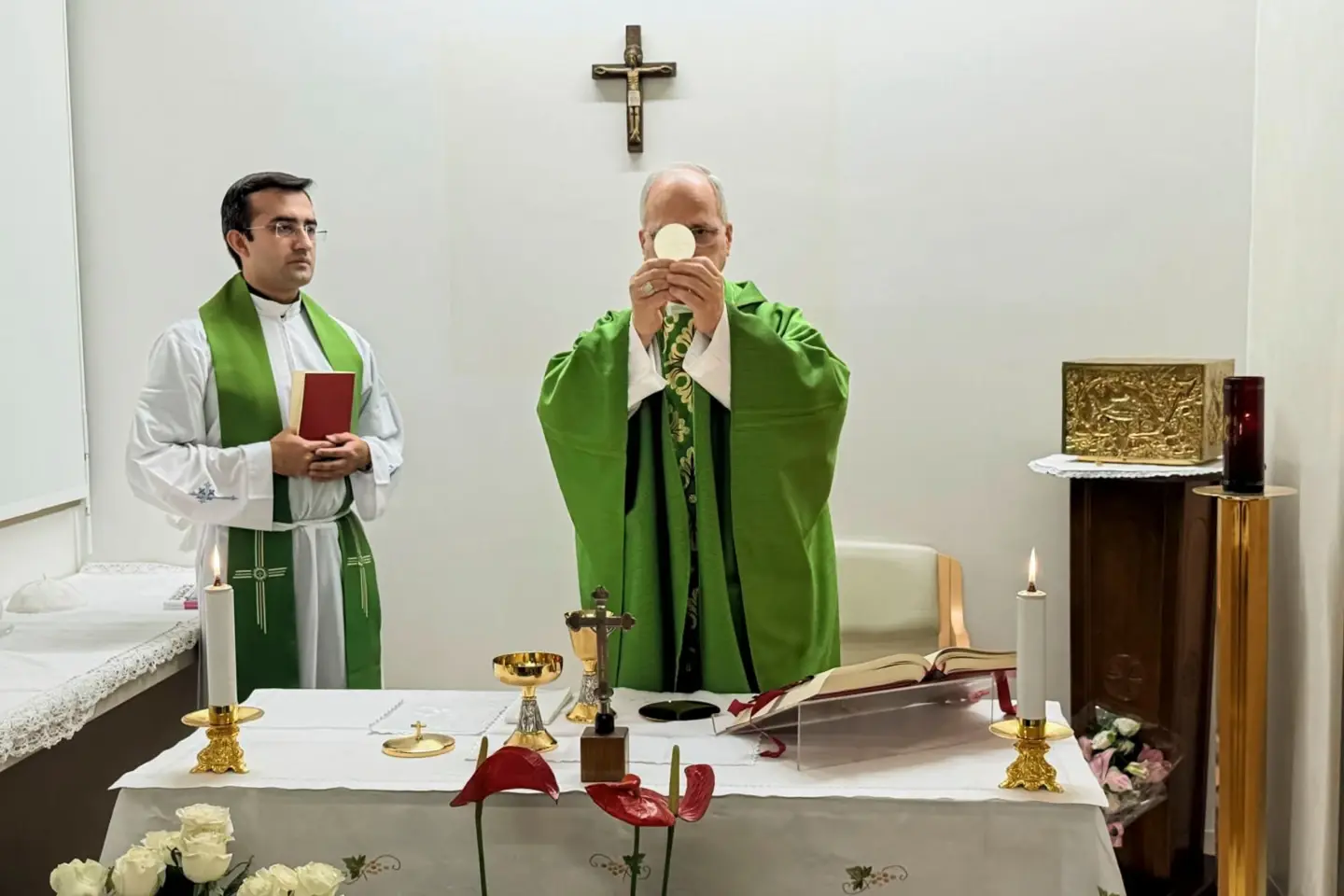 Vaticano publica primeras fotos de León XIV celebrando misa en el hospital y reporta mejoría constante