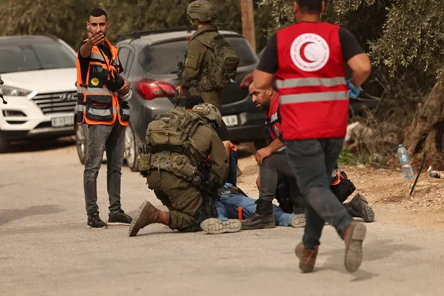 Una fotógrafa de EE.UU. y dos palestinos son hospitalizados tras el ataque de colonos israelíes
