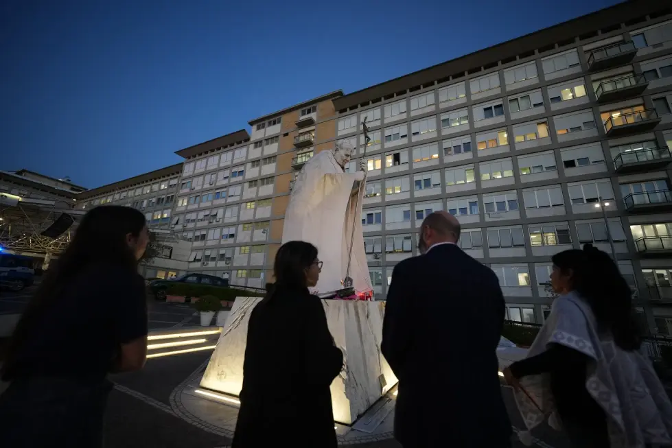 León XIV recibe el alta tras cirugía por cáncer de pulmón y regresará esta tarde al Vaticano