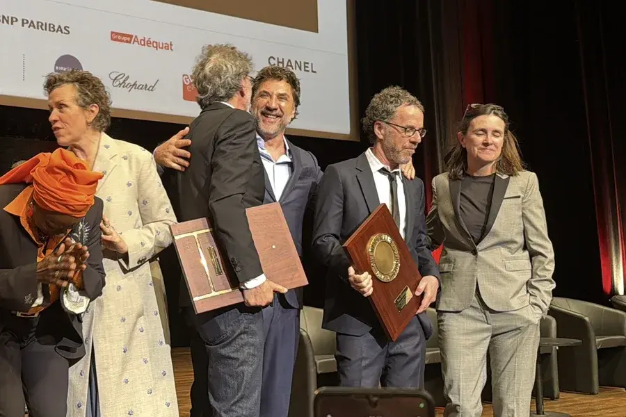 Javier Bardem entrega a los hermanos Coen el premio Lumière en una fiesta de cine y humor negro
