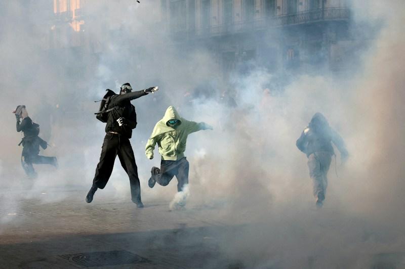 Francia amanece entre saqueos, incendios y destrucción de su patrimonio tras una jornada de protestas multitudinarias