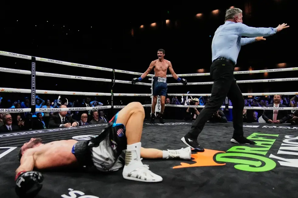 Fundora vence a Hadribeaj en el último segundo y mantiene vivas esperanzas de título indiscutido
