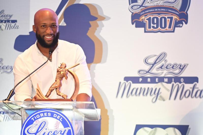 Licey distingue a Mel Rojas Jr. con el primer Premio Manny Mota por su excelencia deportiva y humana