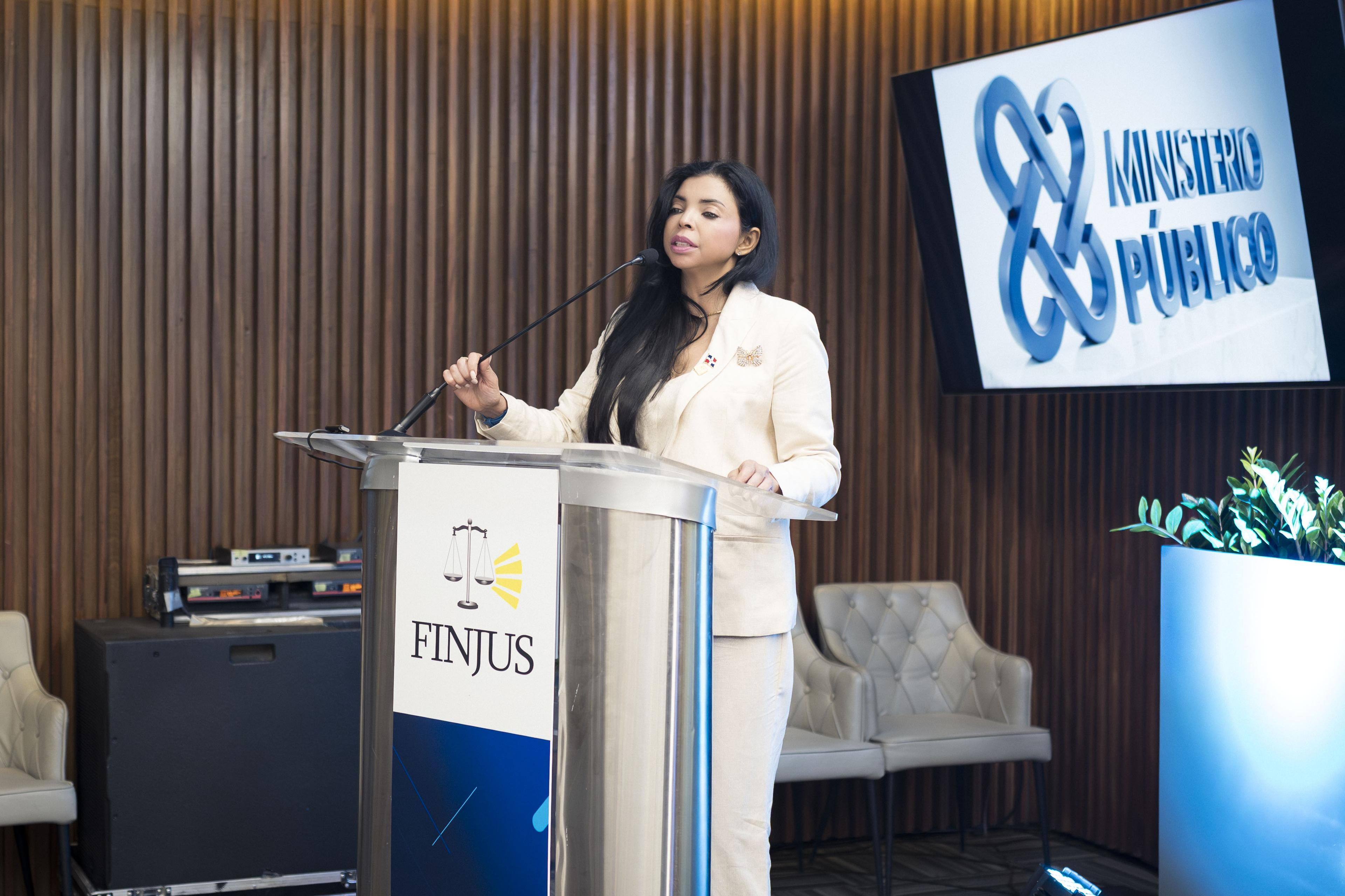 Procuradora General imparte conferencia sobre el derecho penal médico a partir de la reforma