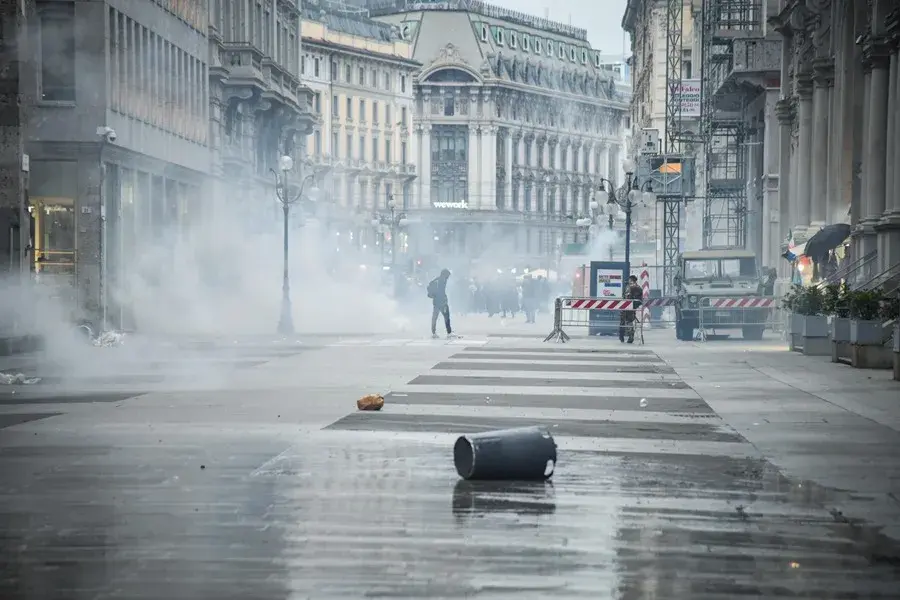 Milán vuelve a vivir una tarde de disturbios y choques entre grupos de jóvenes y la policía