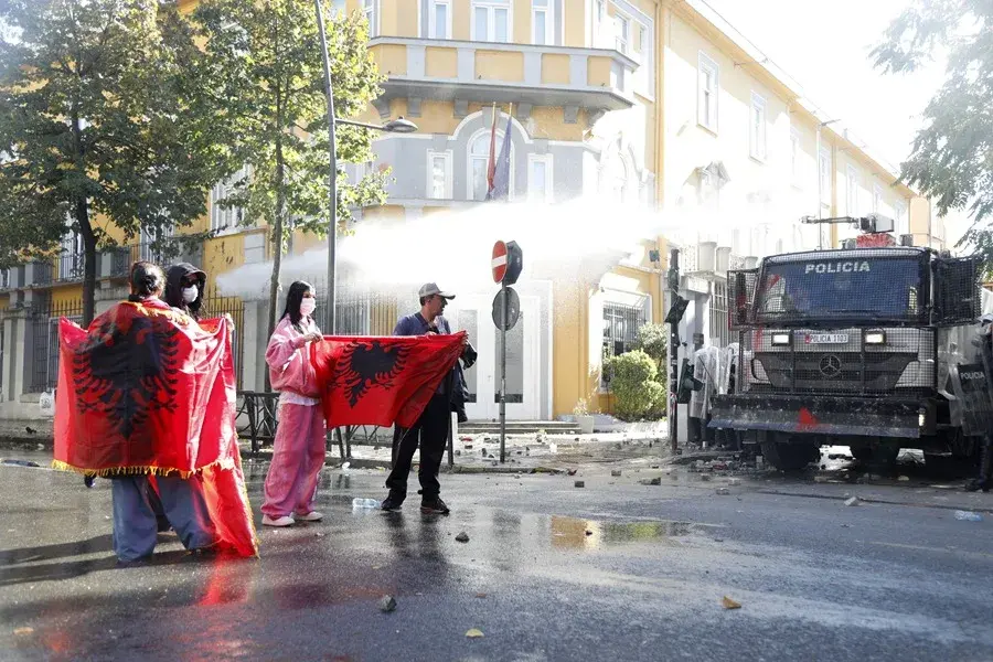 Albania vive por sexto día consecutivo violentas protestas