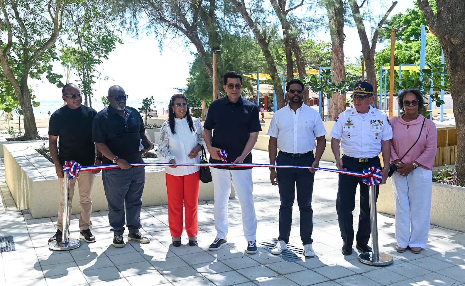 David Collado entrega 3 parques y una iglesia remozada en Boca Chica