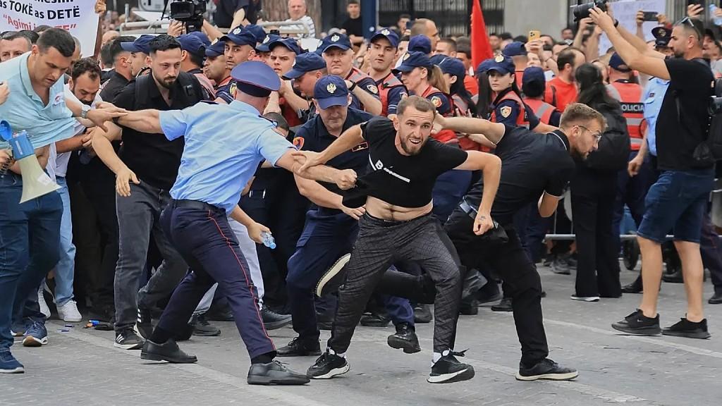 De Francia a Albania, el malestar contra el ajuste se extiende por Europa: los estudiantes salen a la calle por la educació
