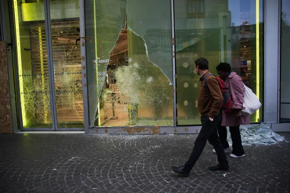 Regresa la calma en París tras toques de queda por disturbios