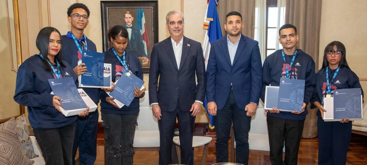 Presidente Luis Abinader recibe en Palacio Nacional a jóvenes dominicanos que rompieron récord mundial de lectura