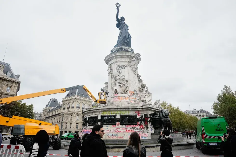 Miles de manifestantes salen a las calles de Paris pese a prohibición de protestas