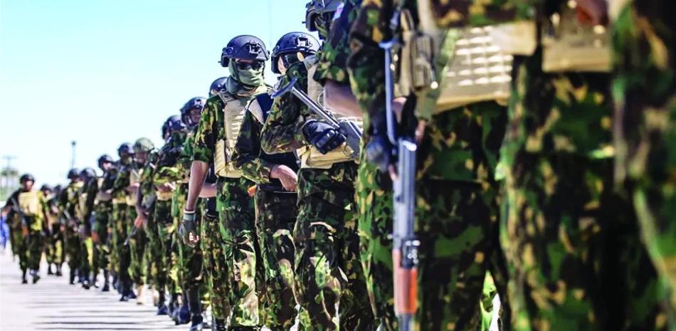 Haití intensifica ofensiva contra pandillas con refuerzos salvadoreños para buscar a cuatro militares secuestrados