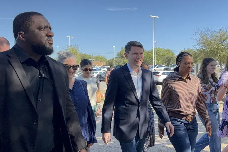 «Vamos a hacer historia», dice el candidato demócrata al Senado de EE.UU. por Texas al votar