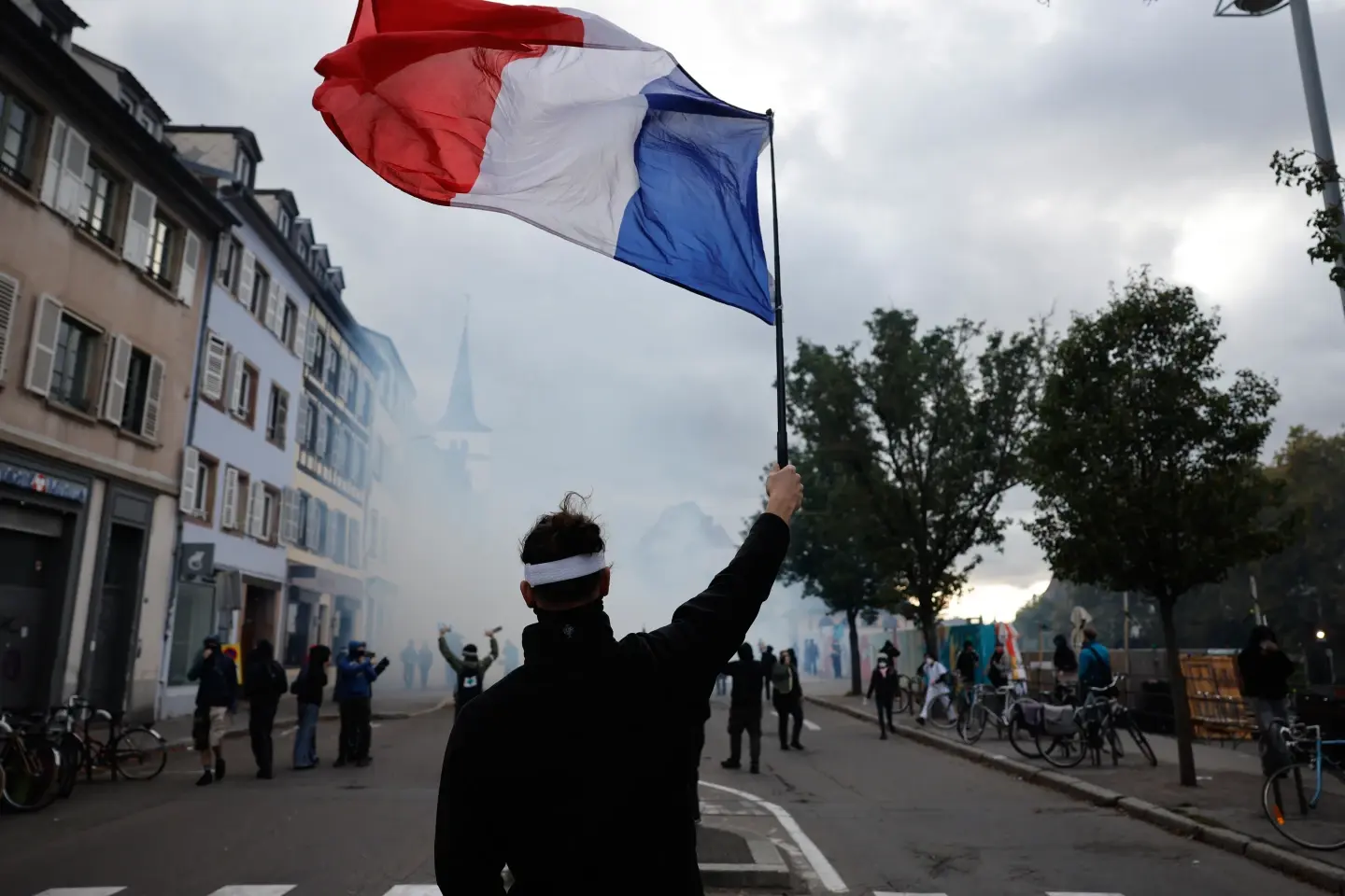 Policía francesa usa gas lacrimógeno y cañones de agua contra manifestantes en protestas masivas