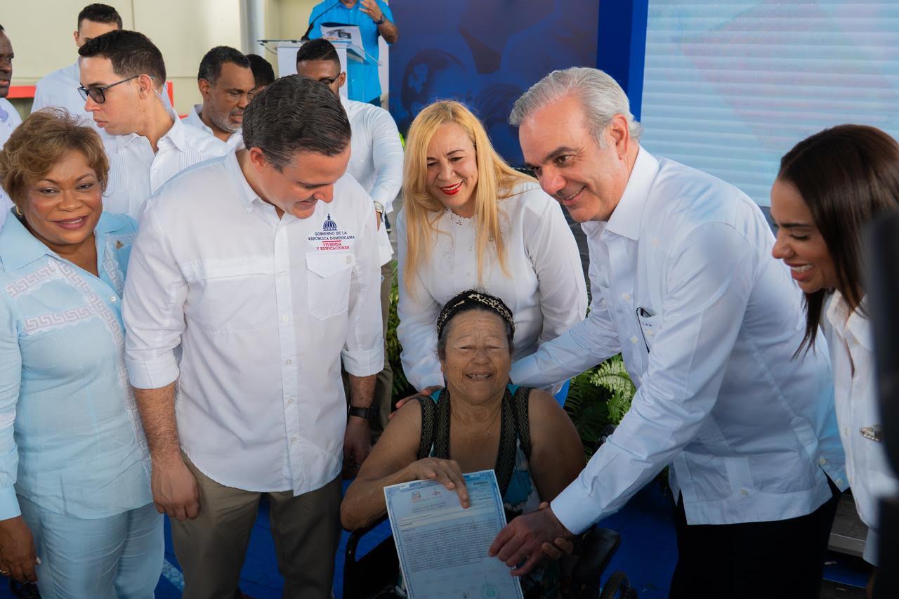 Presidente Luis Abinader y ministro Jean Luis Rodríguez encabezan entrega de títulos de propiedad en Santo Domingo Norte y apartamentos en Santo Domingo Este