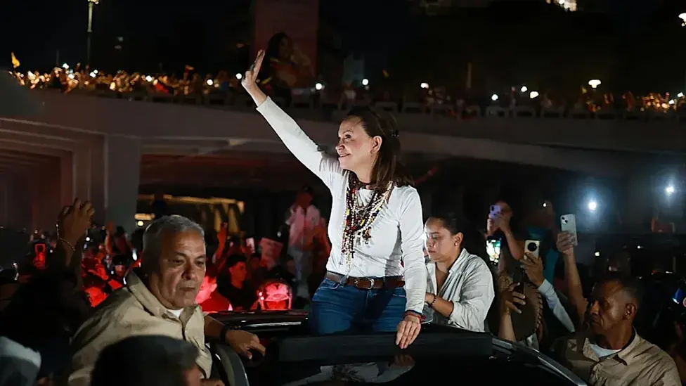 Multitud recibe a María Corina Machado en Venezuela; Delcy Rodríguez y Cabello cuestionan su regreso