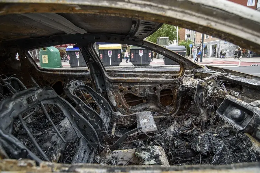Bilbao limpia los destrozos de los disturbios que condenan partidos e instituciones