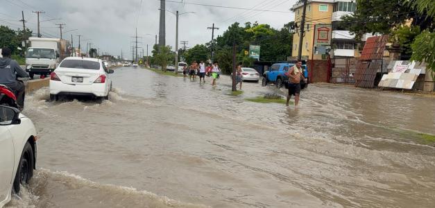 Lluvias anegan calles y viviendas, trastornan el tránsito y aíslan comunidades en el país