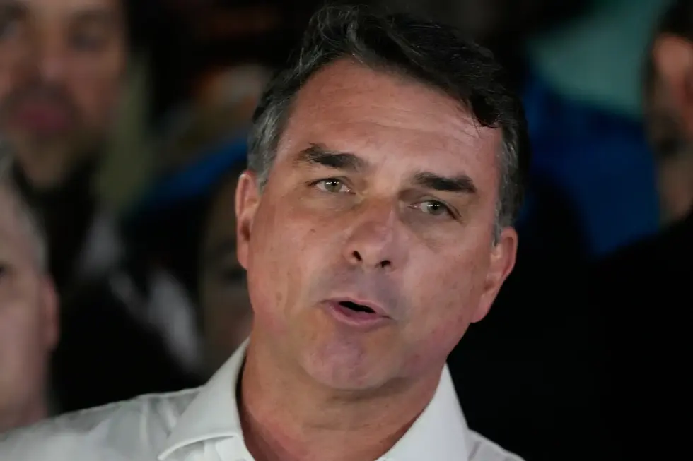 Flávio Bolsonaro sale de Brasil pese a orden judicial y avión vinculado a su viaje continúa hacia Miami