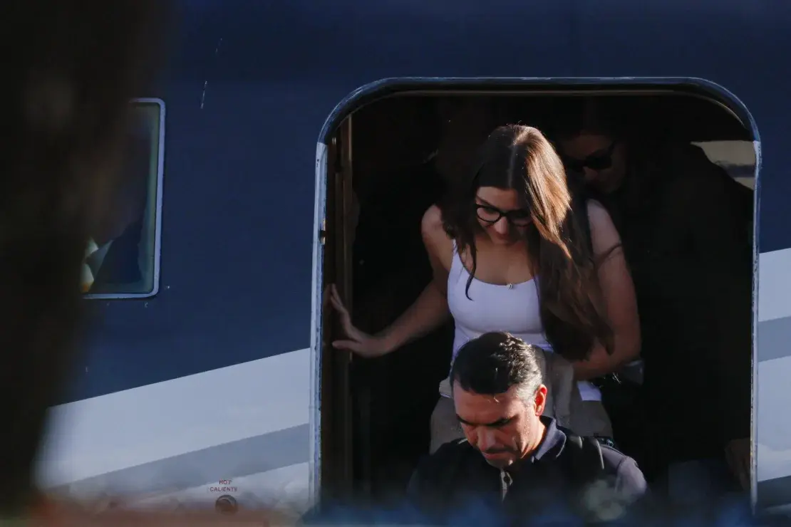 Flávio Bolsonaro llega a Miami tras salir de Brasil por Argentina y Ecuador; la Policía Federal investiga su fuga