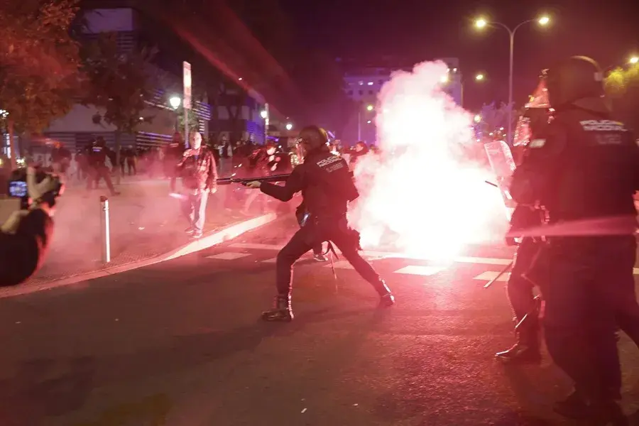Cargas policiales en la manifestación ultraderechista en Madrid por el accidente ferroviario