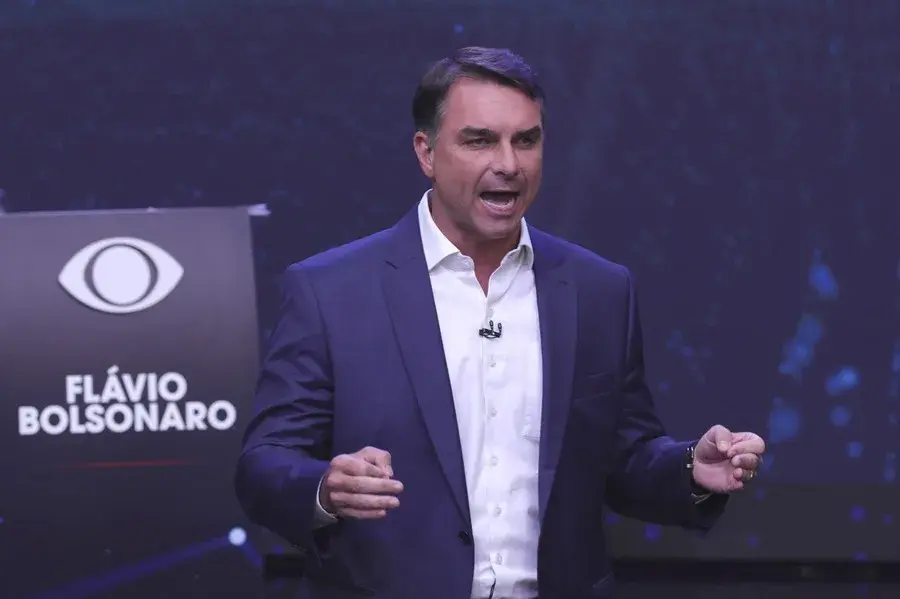 Flávio Bolsonaro se declara líder de Brasil tras borrar una carta en la que se proclamaba presidente