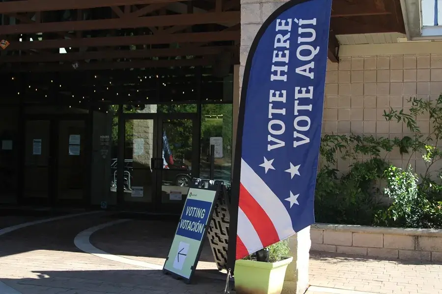 Los demócratas mantienen la ventaja en el voto anticipado en los estados con registros partidistas