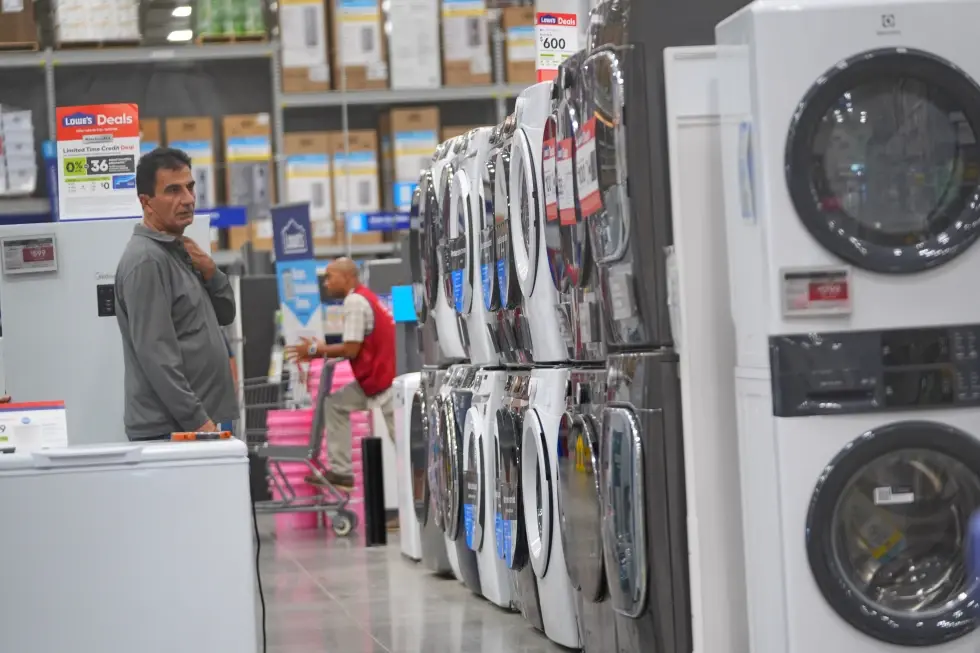 Economía de EEUU crece 3.4%, pero inflación sube a 3.6% a días de las elecciones