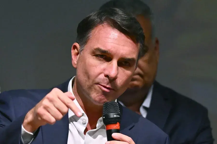 Trump y sus asesores ayudaron a Flávio Bolsonaro a huir a EE.UU., según el NYT