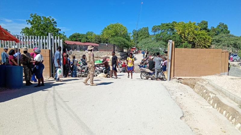 Mercados fronterizos operan con normalidad bajo vigilancia militar reforzada