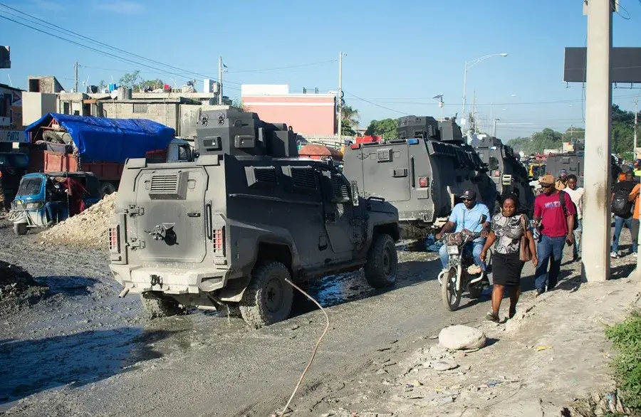 Los soldados de El Salvador realizan su primer patrullaje por las calles de Puerto Príncipe, en Haití
