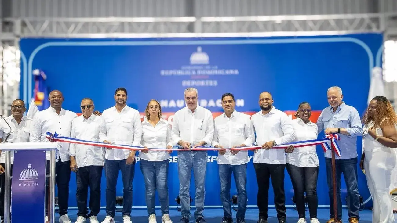 Abinader inaugura obras deportivas y de atención infantil durante recorrido por San Cristóbal