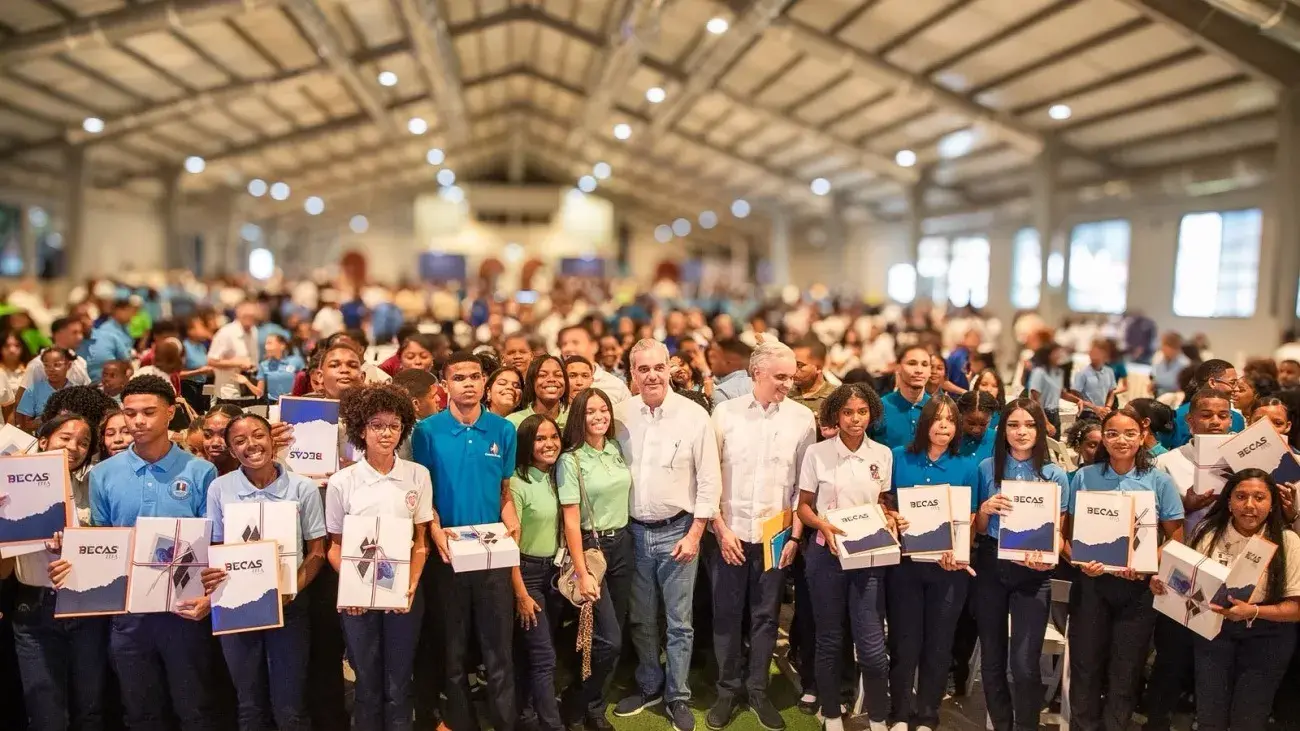 Abinader dialoga con jóvenes de San Cristóbal y anuncia inauguración de hospital traumatológico