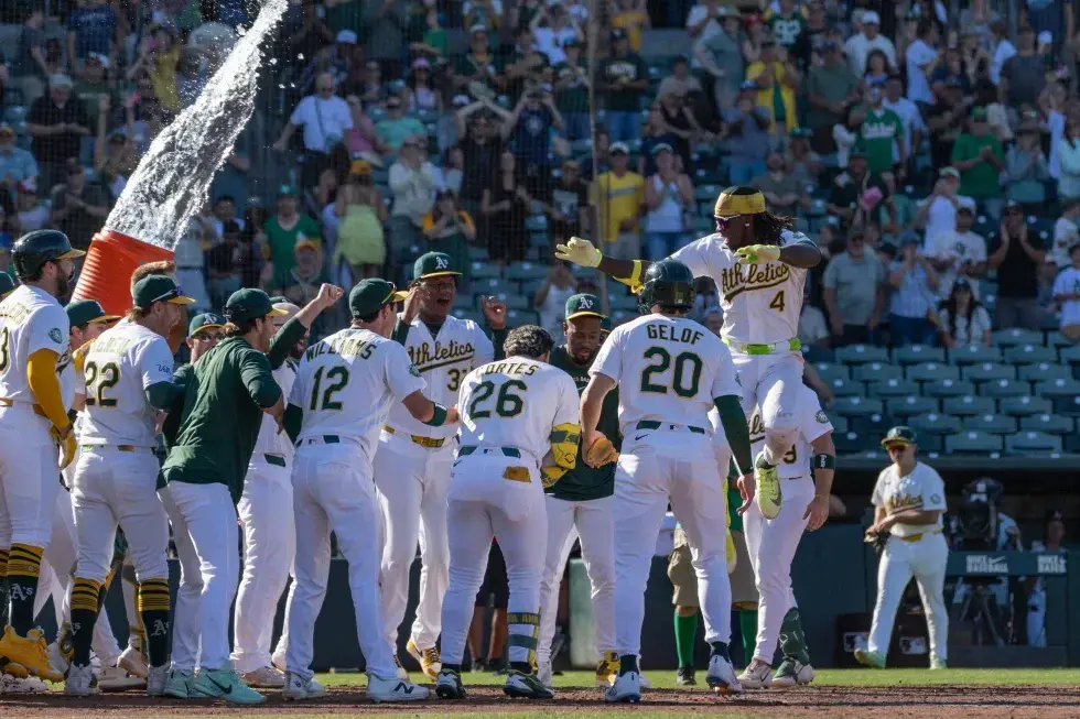Butler conecta dos jonrones y los Atléticos dejan en el terreno a Seattle con remontada 8-7