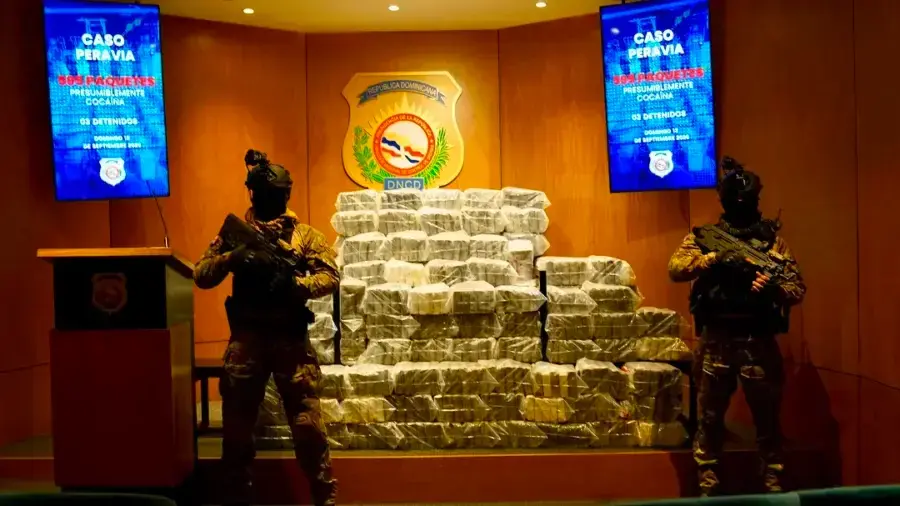 Interceptan lancha con 595 paquetes de presunta cocaína frente a las costas de Baní
