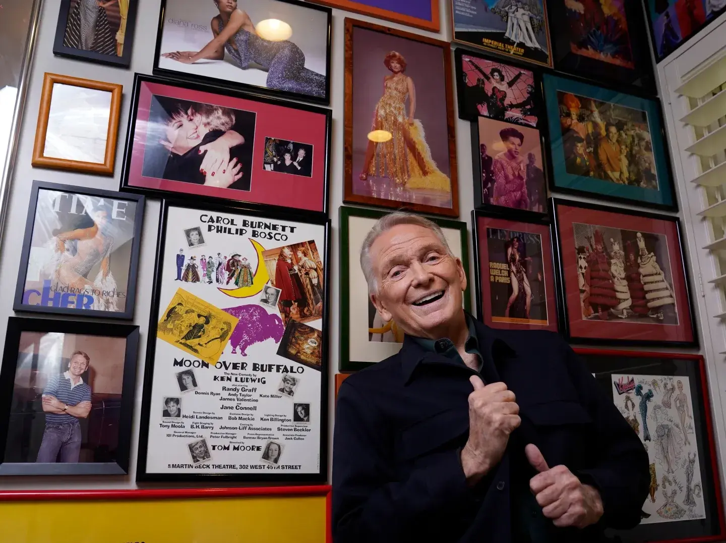 Muere Bob Mackie, el diseñador que vistió a las grandes estrellas y convirtió el vestuario en espectáculo