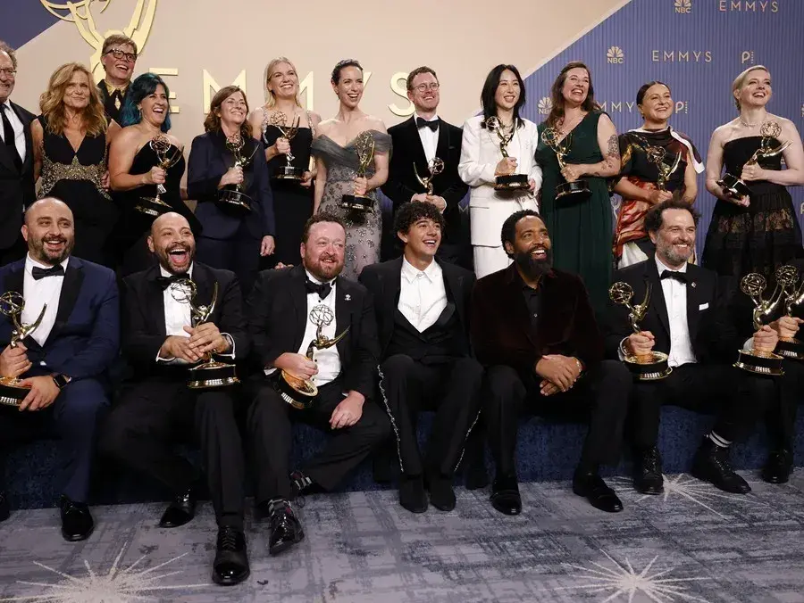 ‘La maldición de Widow’s Bay’ arrasa en unos Emmy que honran la memoria de grandes estrellas de Hollywood
