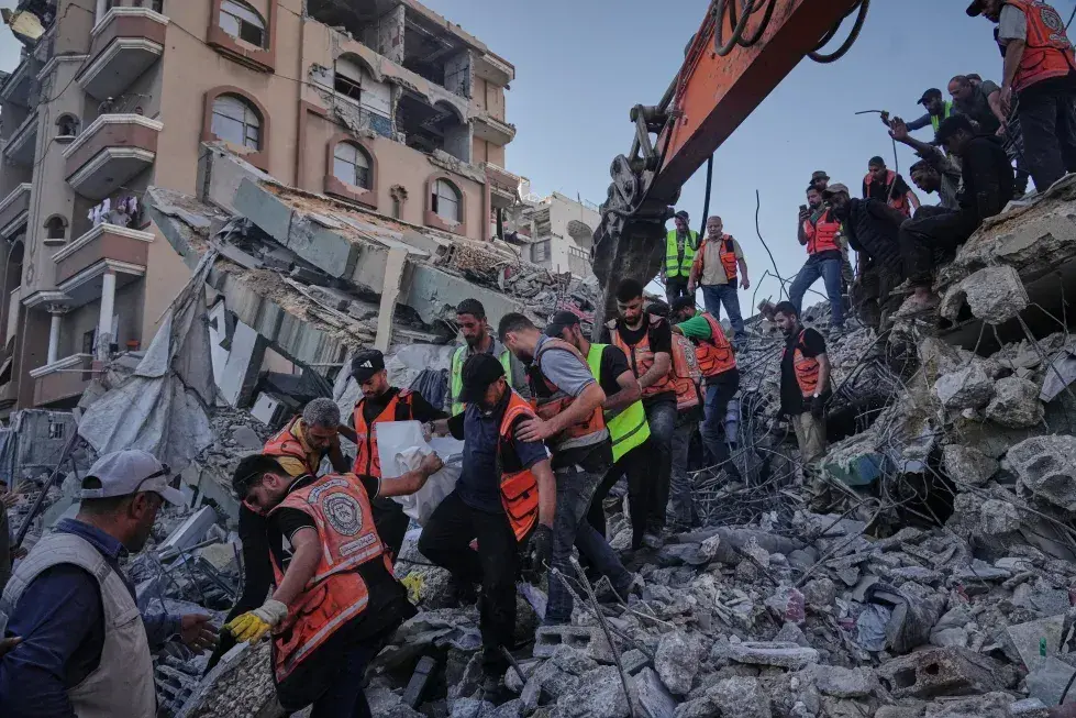 Derrumbe de edificio deja 19 muertos en Gaza y expone las precarias condiciones de vida durante la tregua