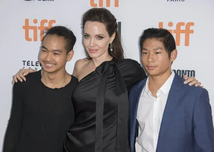 El hijo mayor de Brad Pitt y Angelina Jolie se quita oficialmente el apellido paterno