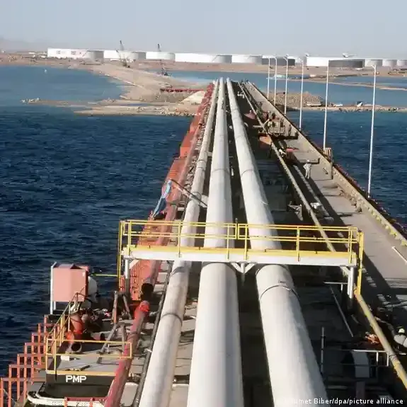 Cierre de oleoducto saudí eleva riesgo de petróleo a US$150 y amenaza con aumentar presión fiscal en RD