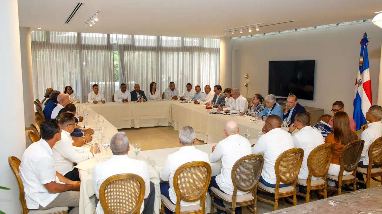 Abinader se reúne con sectores productivos y autoridades durante su segundo día en Santiago
