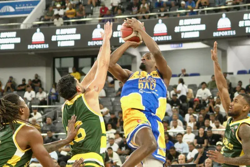 Mauricio Báez derrota a San Carlos en apertura del Torneo de Baloncesto Superior