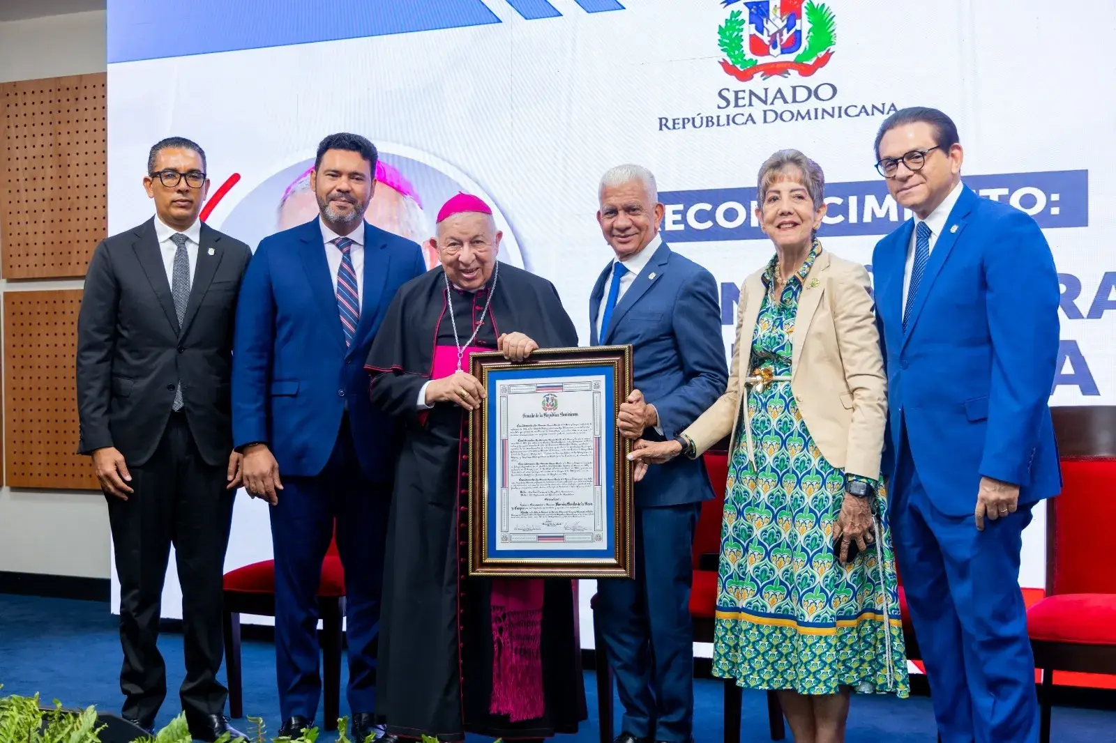 Senado de la República reconoce trayectoria pastoral de monseñor Ramón Benito de la Rosa y Carpio