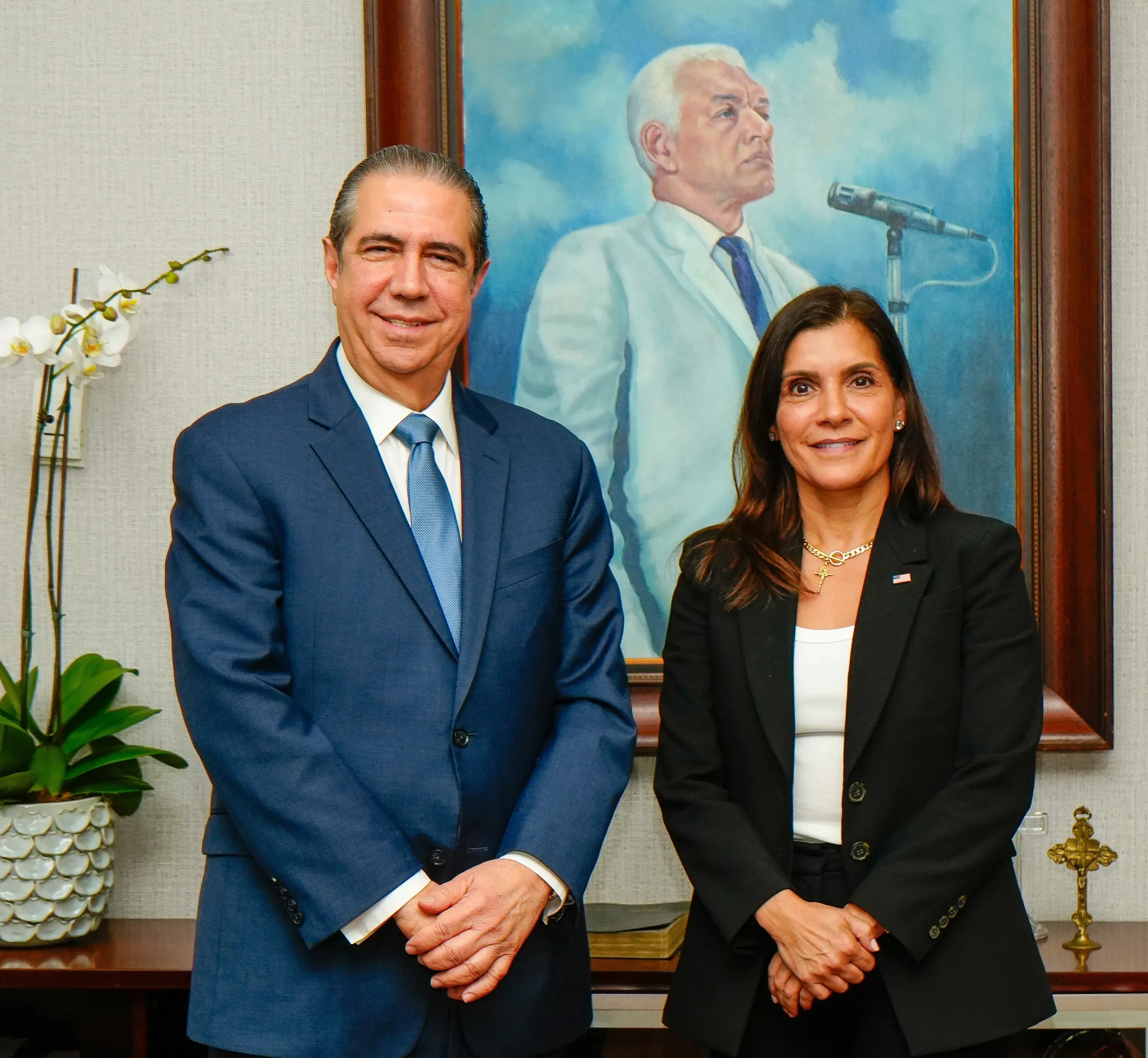 Embajadora de EEUU gira visita a Francisco Javier, de la que el político destaca vocación democrática