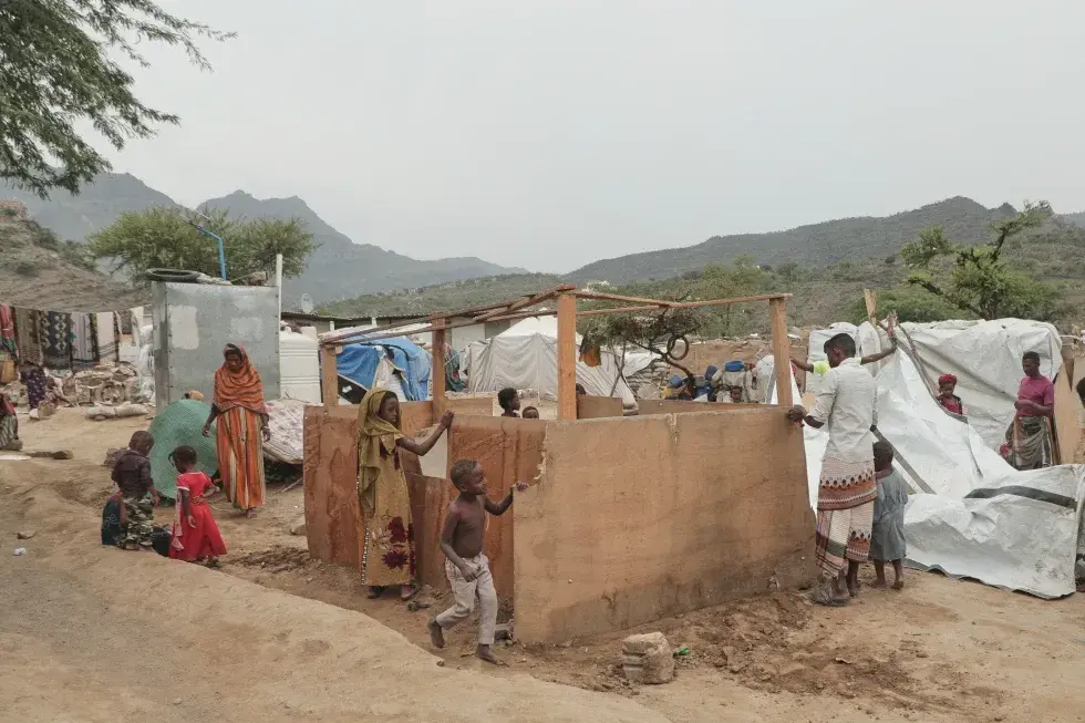 Ofensiva hutí dispara la crisis en Yemen; petróleo retrocede este jueves, pero continúa sobre los US$100