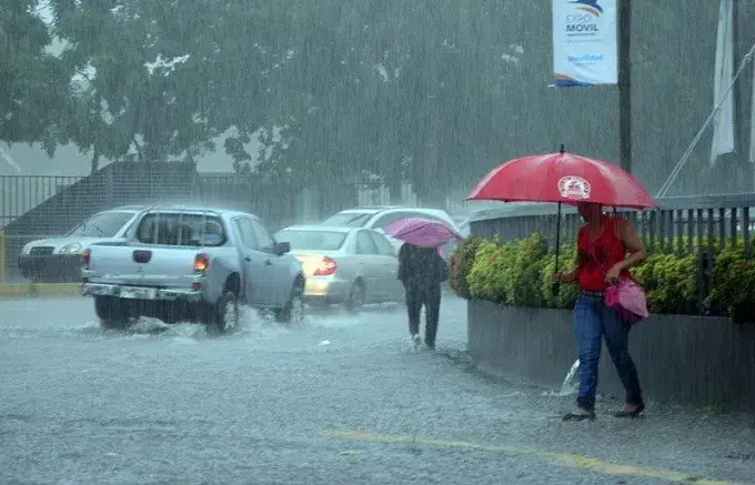Onda tropical y vaguada provocarán fuertes lluvias y tormentas eléctricas en varias provincias